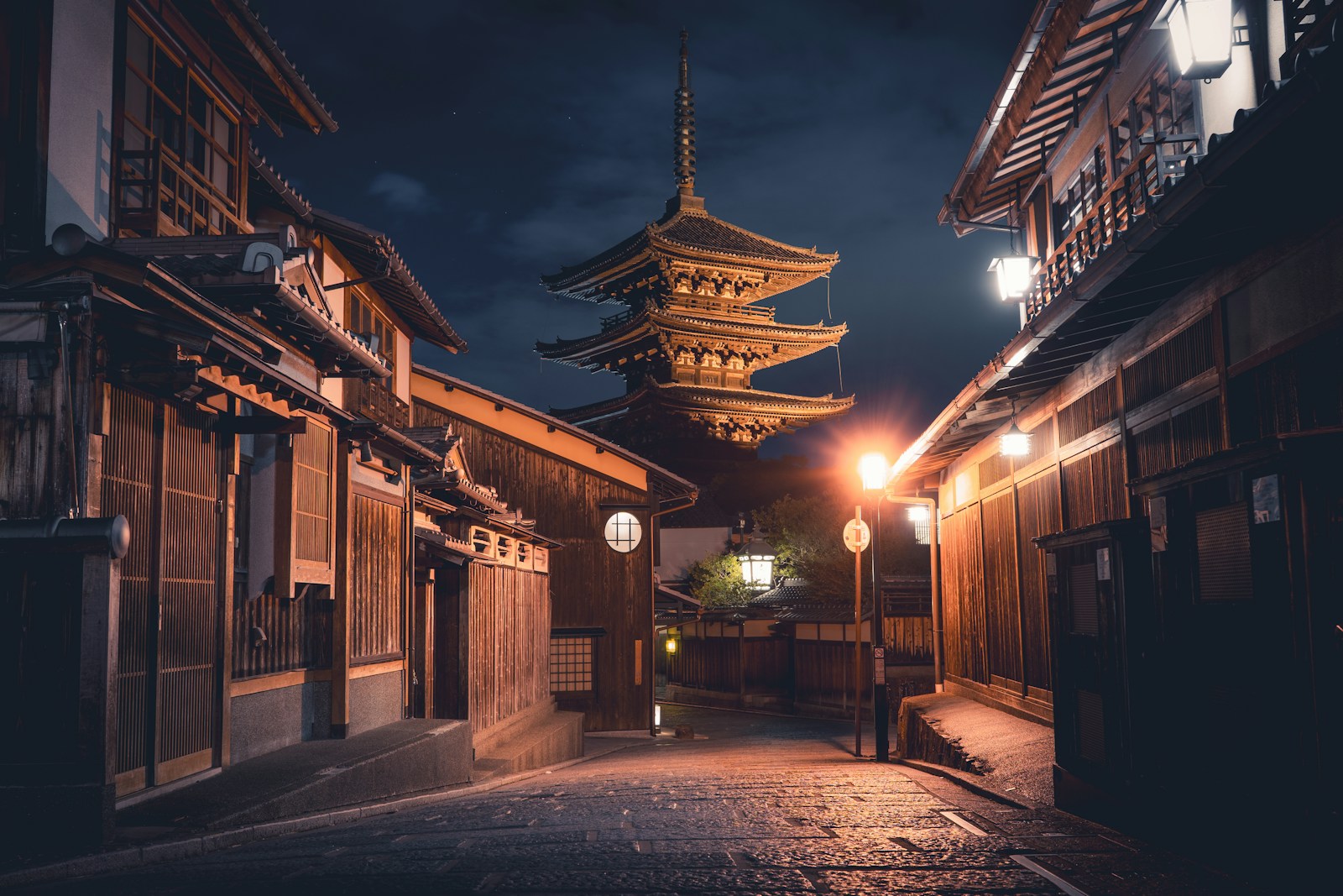 京都八坂塔夜景与传统街巷